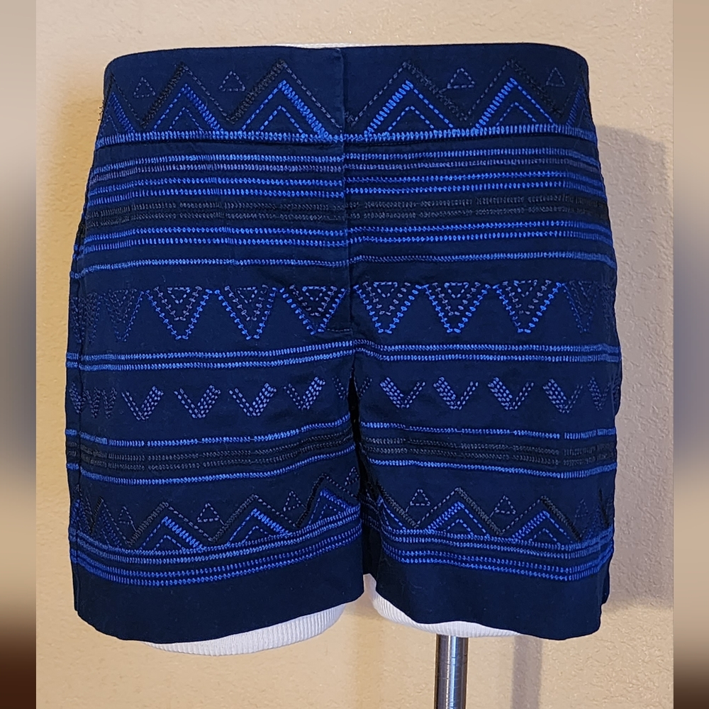 White House Black Market NWOT shorts sz 4.    #320